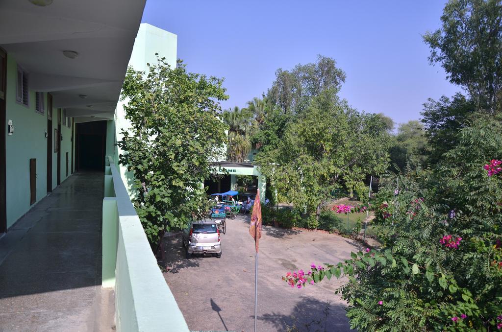 Hotel Bharatpur Ashok Екстериор снимка