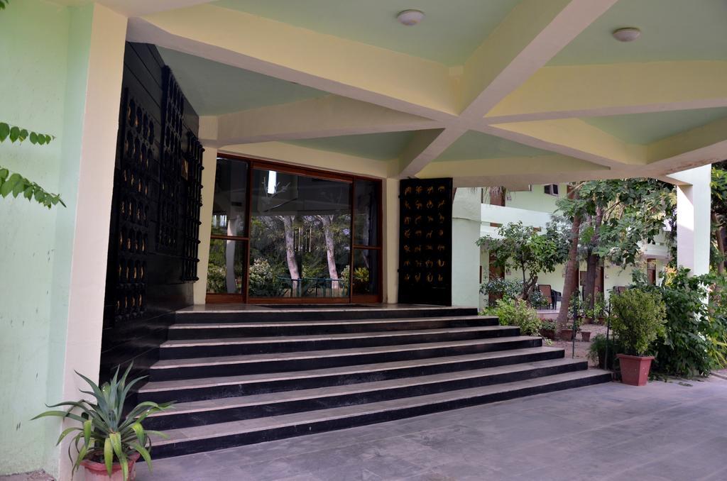 Hotel Bharatpur Ashok Екстериор снимка